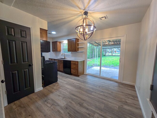Building Photo - Beautifully remodeled 3 bed 1.5 bath home ...