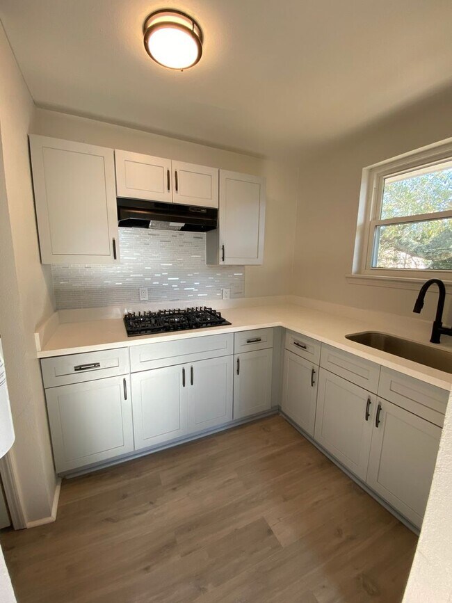 Building Photo - 1BD/1BA in Gated Complex