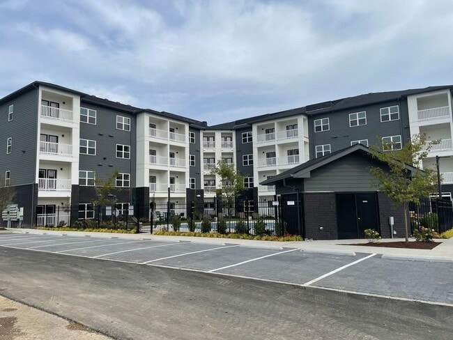 Building Photo - Studio Apartment in The Ontario in Nashville