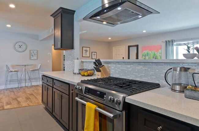 Building Photo - Modern home w Private Pool, Spa, Pets Welc...