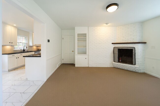 Building Photo - Newly Remodel Home in West Hills!