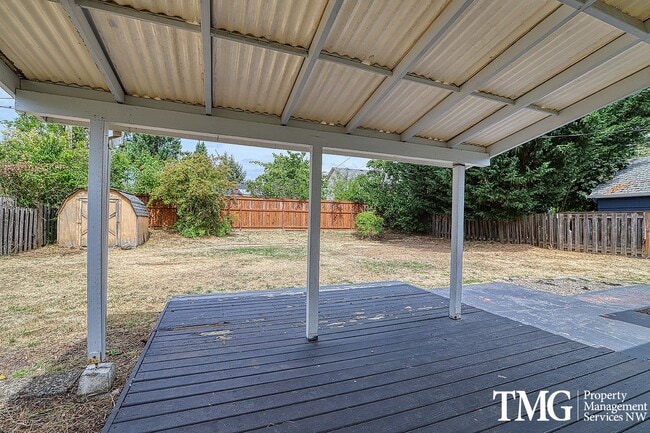 Building Photo - Single-Level 2 Bedroom Home with A/C & Large Backyard
