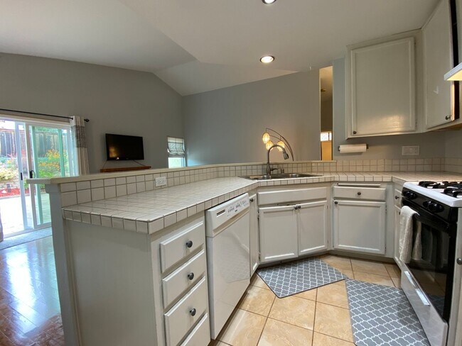 Building Photo - Beautiful Home in Shadow-Ridge!