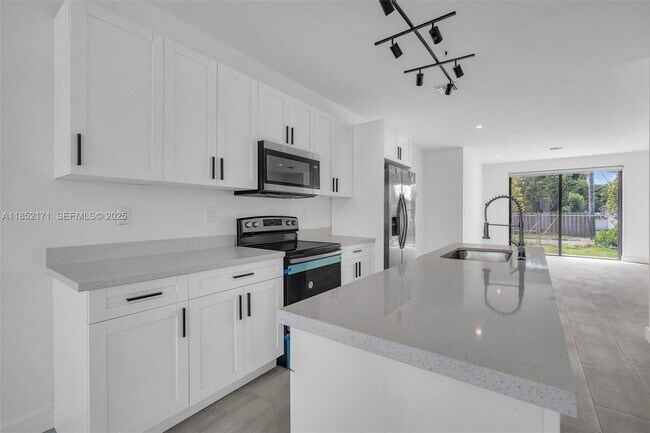 Building Photo - 309 NW 7th Ct