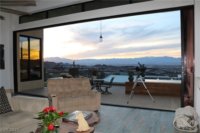 Building Photo - 674 Falcon Cliff Ct