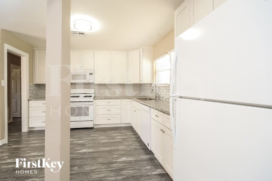 Building Photo - 1204 Trenton Ln