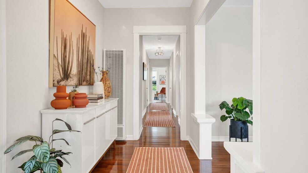 Building Photo - 724 Gramercy Dr