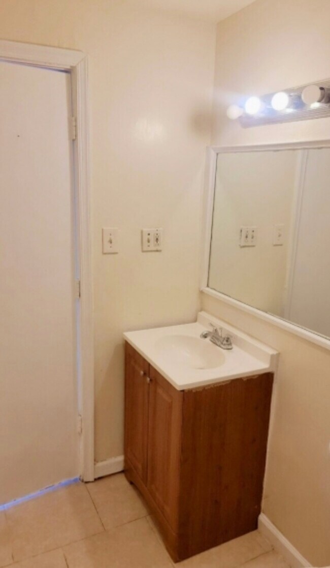 Building Photo - 563 Madison Ave