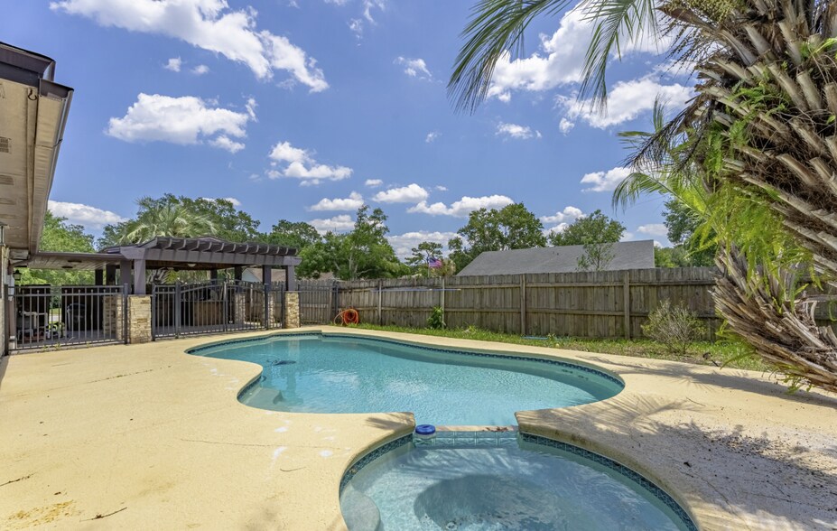 Building Photo - 2162 Saint Martins Dr E