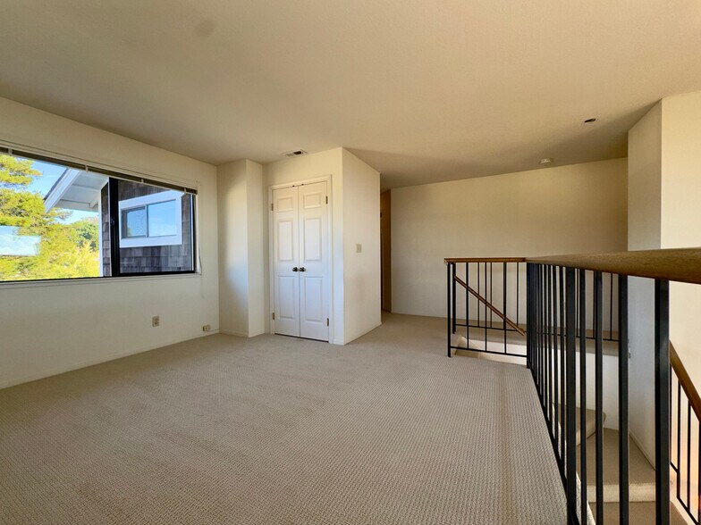 Building Photo - 2221 Pinehurst Way