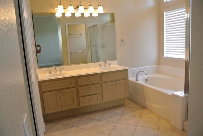 Building Photo - 4Bed/2Bath one story home in Oceanside~ Ca...