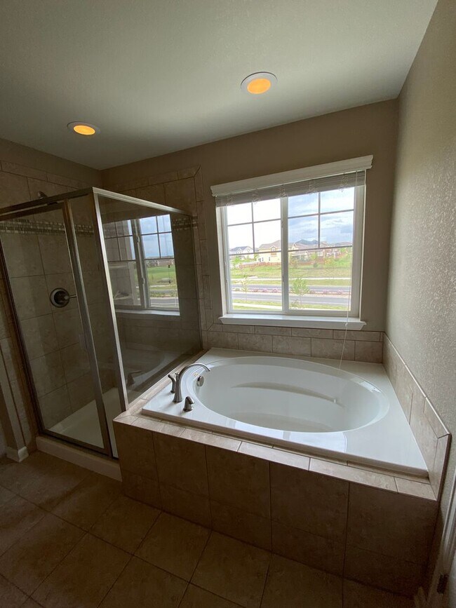 Building Photo - Lovely 4 Bedroom/3 Bathroom Erie Home - Available June!!