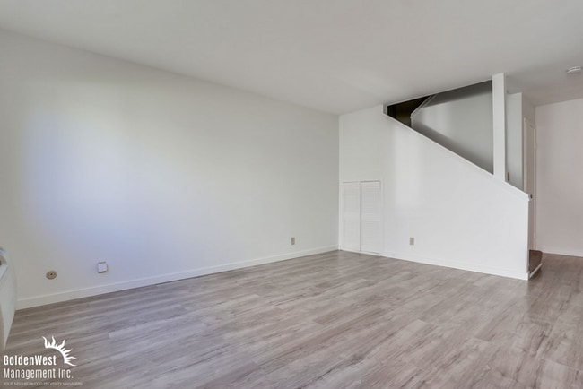 Building Photo - Charming 2Bdm 1Ba Condo with Modern Upgrades in Lakeside!