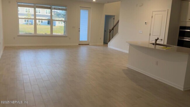 Building Photo - 213 Silver Myrtle Ct