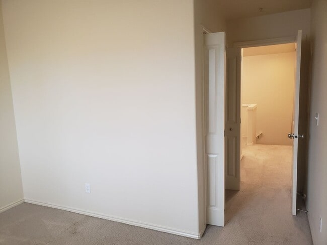 Building Photo - Wonderful Townhouse in Bethany/ NW Portland