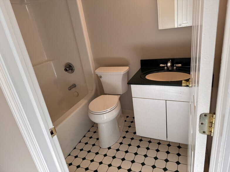 Building Photo - 239 Old Farms Rd