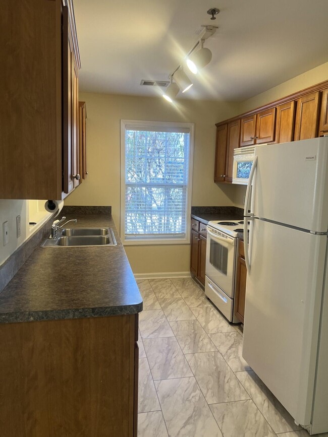 Building Photo - 857 Malabu Dr