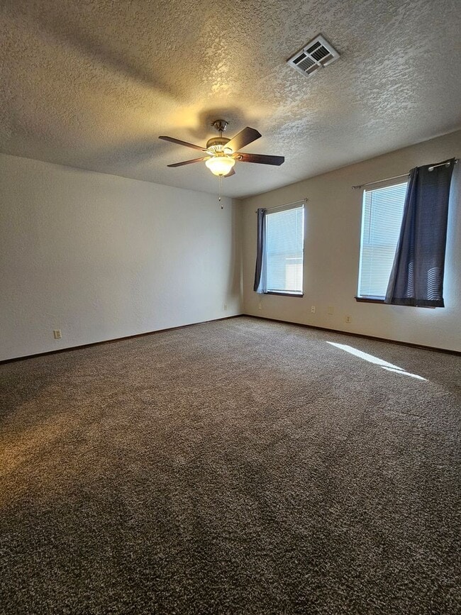 Building Photo - (3) Bed/(2) Bath Avail NOW! Pets Negotiable.