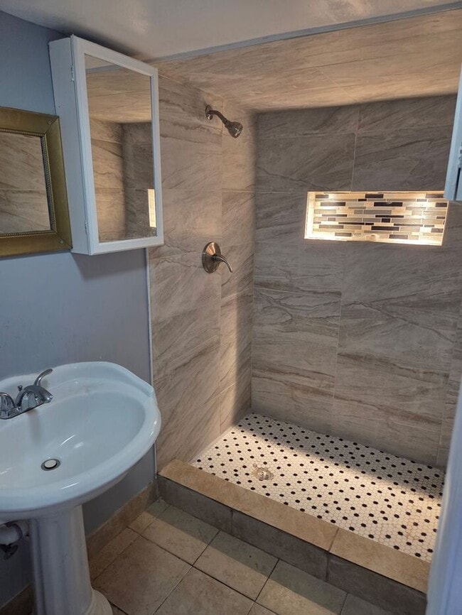Building Photo - Spacious 3.5 BDR Apartment with Closed Fro...