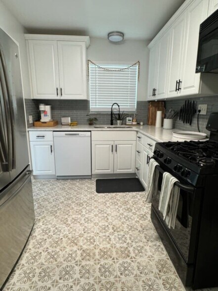 Kitchen - 2659 Northwood Ave