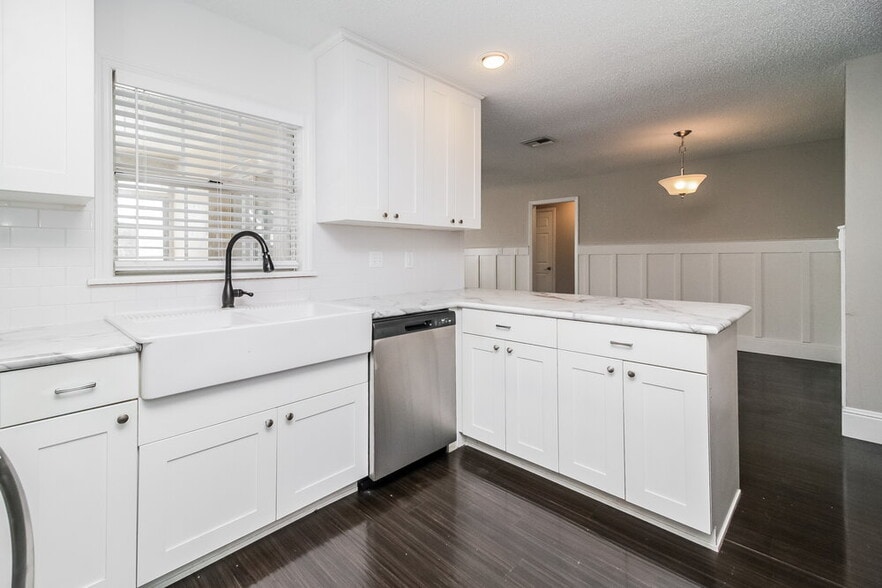 Building Photo - 5306 Royal Oak Dr