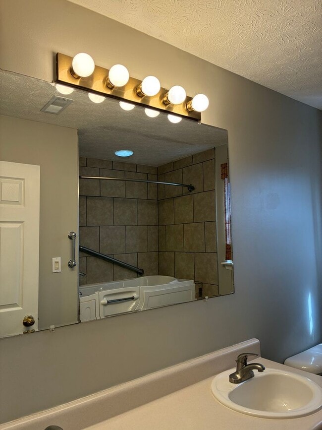 Building Photo - **NEW PRICE**   **New Paint**   **New Carpet**  Ready for YOU!!