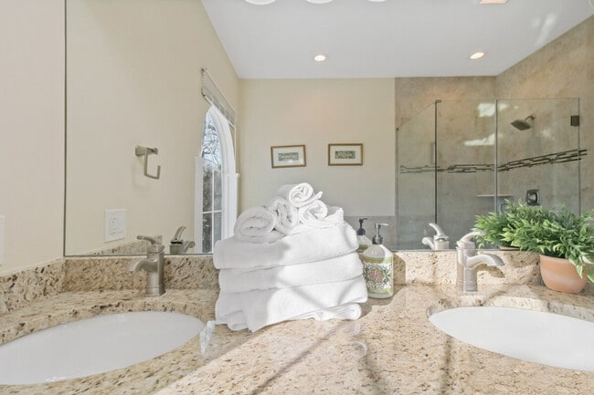 Building Photo - 624 US-29