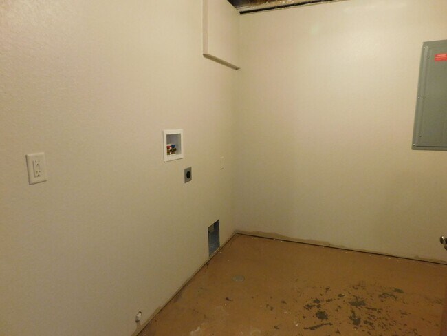 Building Photo - Charming 3 Bed, 2 Bath Townhome with Singl...