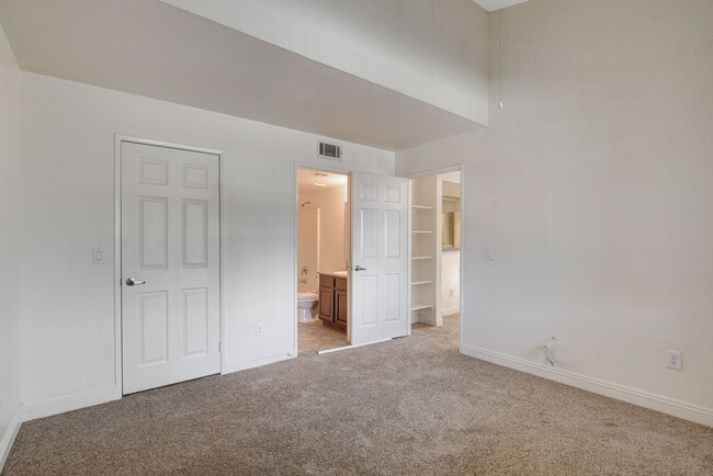 Building Photo - 5134 S Jones #204: Dual Primary Bedroom Co...