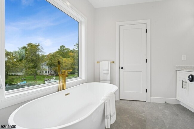 Building Photo - 15 Lake Rd