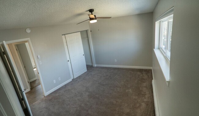 Building Photo - Beautifully Updated 4B/2B in Central Fort Collins! Quiet Neighborhood!