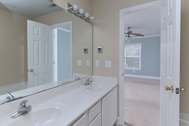 Building Photo - 2 Bedroom, 2.5 Bath in Hampton Forest- Mov...