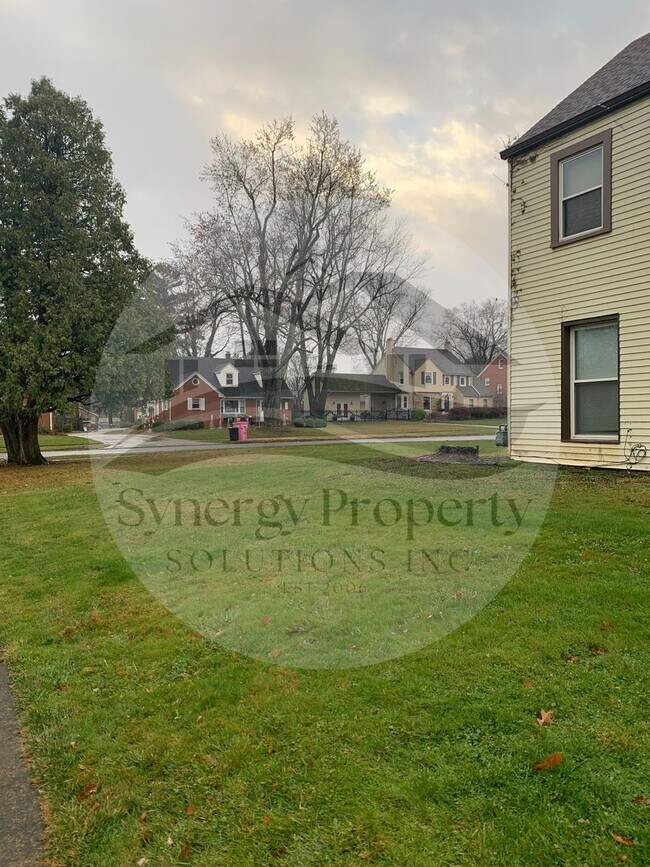 Building Photo - 560 W Townview Cir
