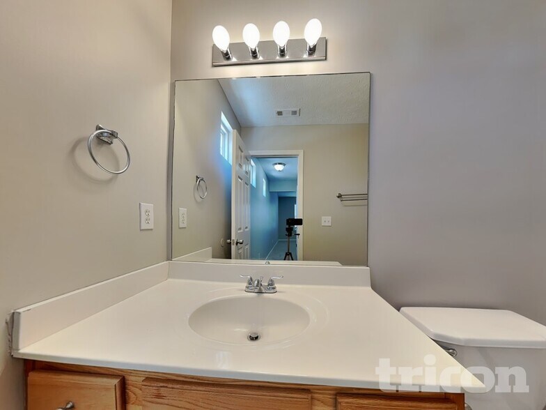 Building Photo - 242 Oak Grove Way