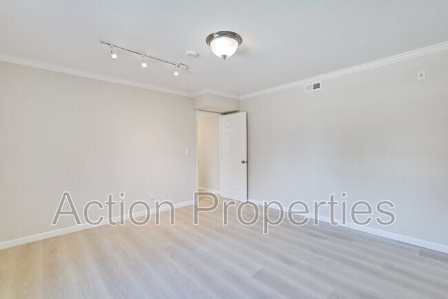 Building Photo - 3806 Century Dr