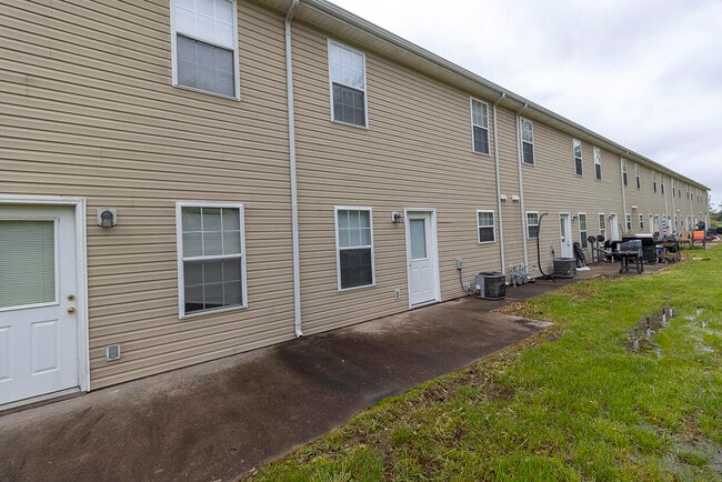 Building Photo - 5000 Derby Ridge Dr