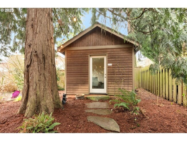 Building Photo - Gorgeous Executive Style Home in Southwest...