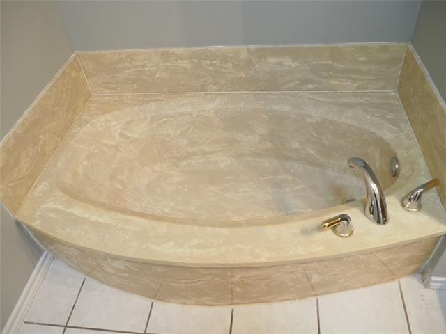 Building Photo - 924 Summer Trail