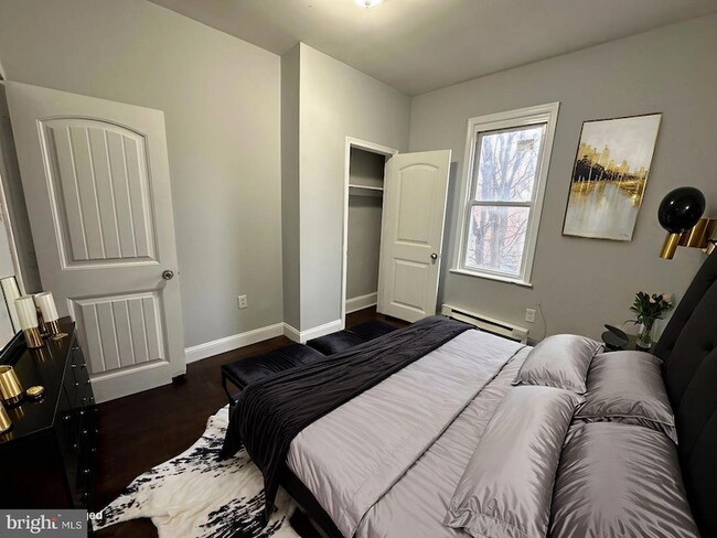 Building Photo - 1948 E Monmouth St