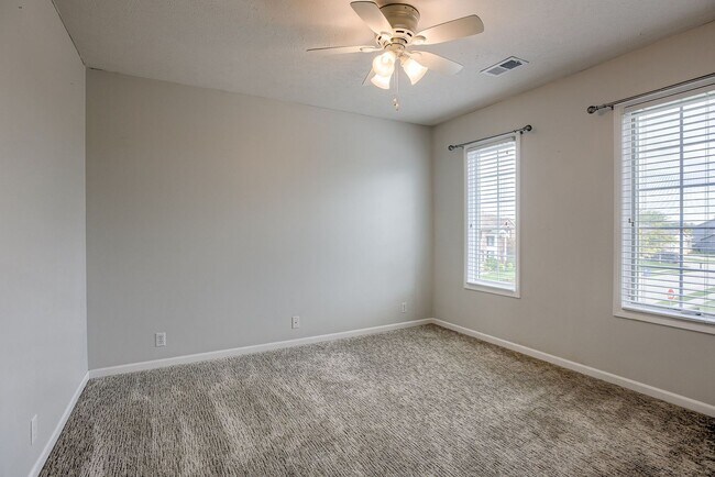 Building Photo - Must See West Omaha 5 Bedroom!!