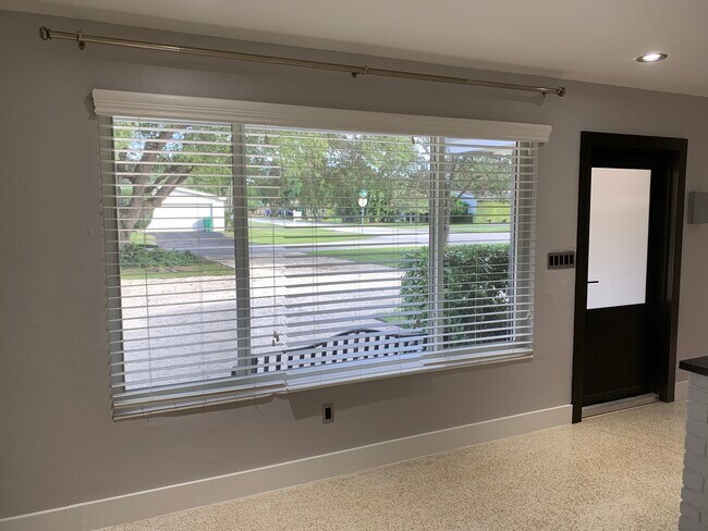 Building Photo - 10790 SW 88th Ave