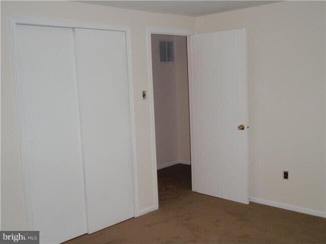 Building Photo - 404 Hopkins Ct