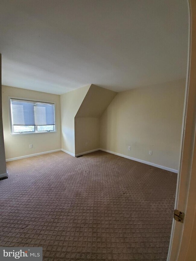 Building Photo - 5 Queen Victoria Way