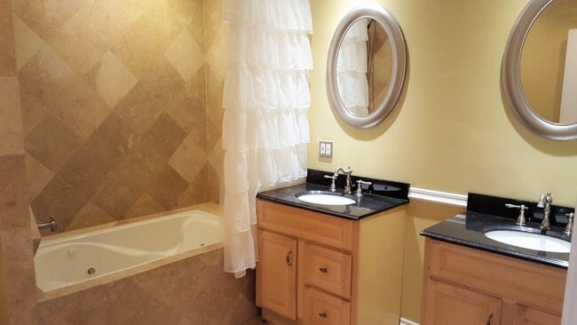 Building Photo - Updated 3 Bedroom, 3 Bathroom Garden House...