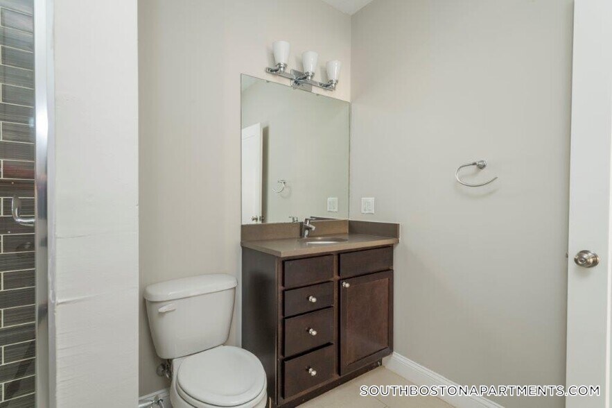 Building Photo - 339 D St