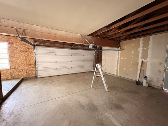 Building Photo - 4 Bed, 2.5 Bath in Rialto!