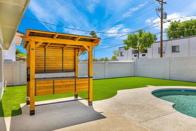 Building Photo - 6 Bedroom/4 Bath - Fully Remodeled