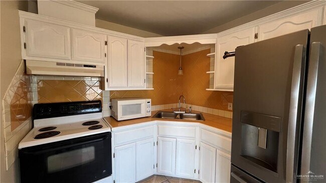 Building Photo - 17 N Seminary Rd