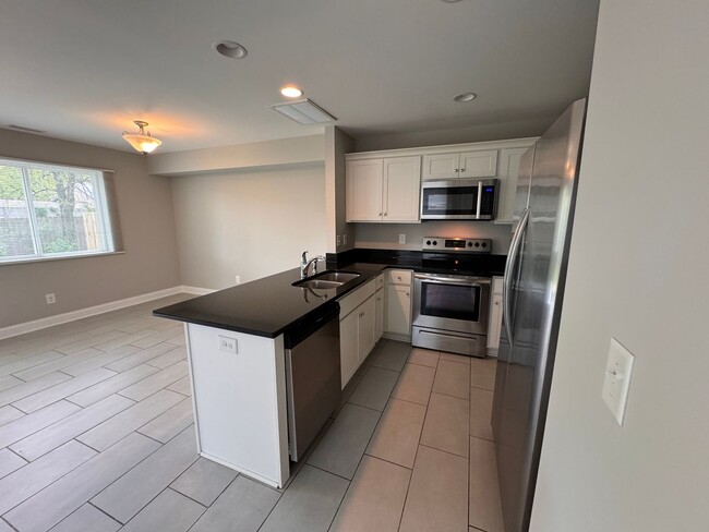 Building Photo - Half off First Full Month's Rent: 3 Bedroom, 2.5 bath townhome in the heart of Columbia!
