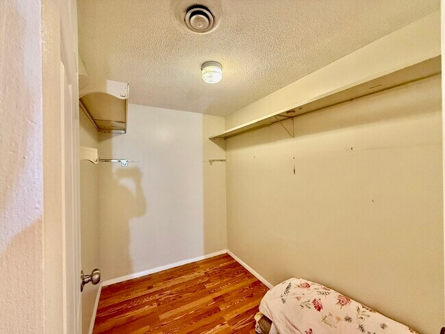 Building Photo - 160 Elm St